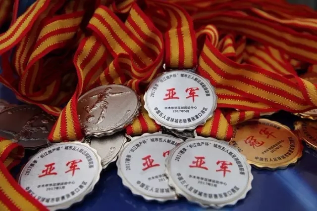 佛山一车辆停车费纠纷致收费员趴引擎盖短行后离开